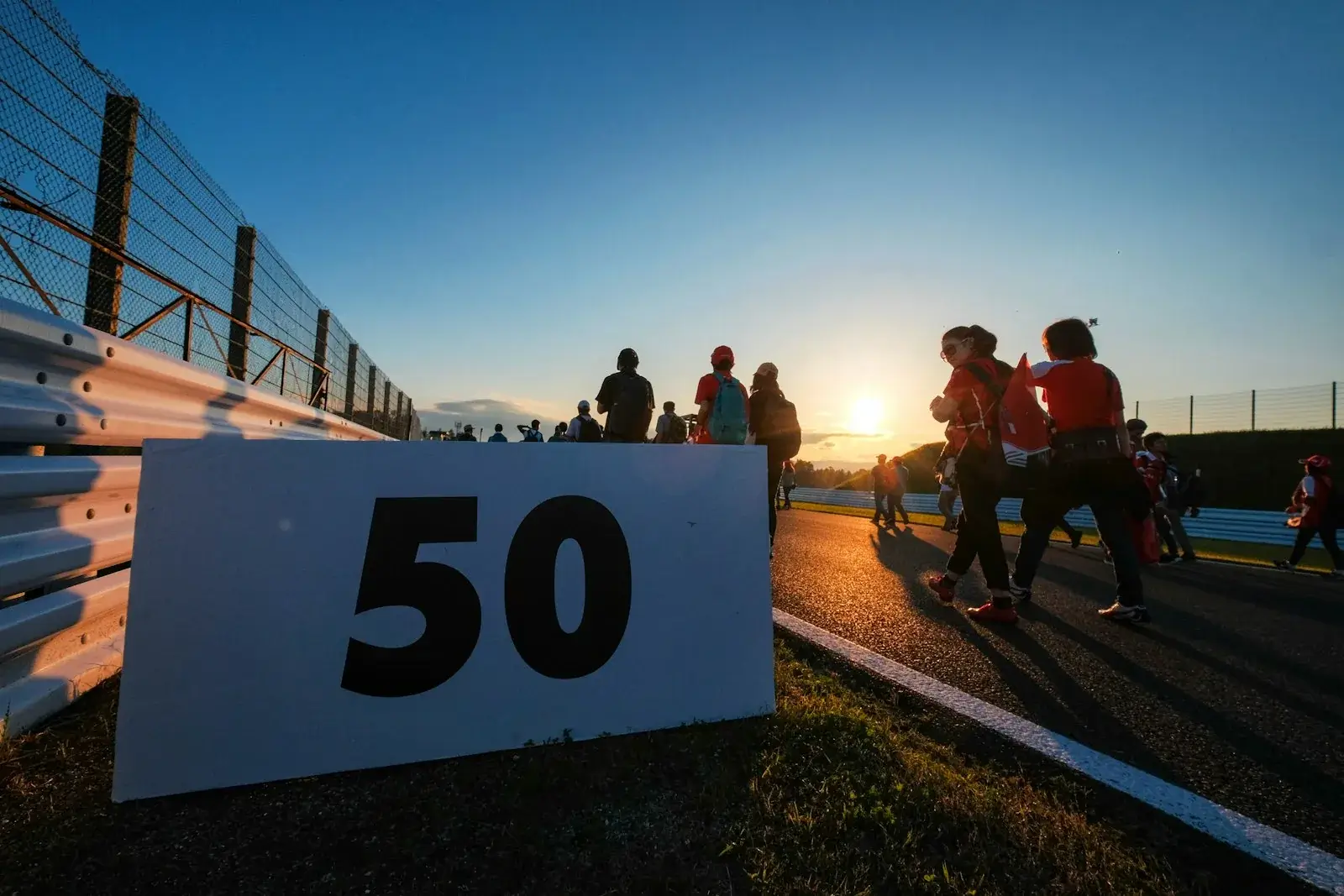 Teilnehmende passieren eine 50-Kilometer-Markierung
